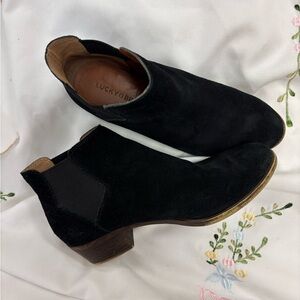 Lucky Brand Black Suede Chelsea Ankle Boots Women’s Size 7.5 Stacked Heel